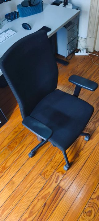 Silla de oficina negra ajustable.