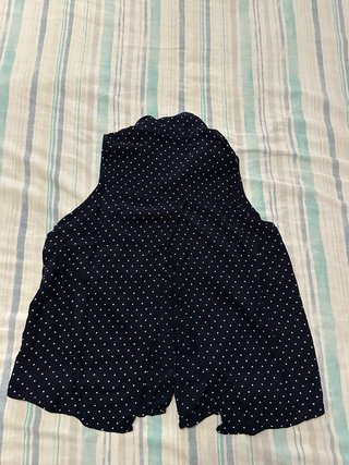 Camisa sin mangas azul con lunares