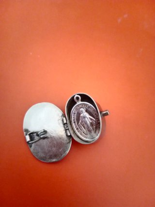 Colgante Virgen Milagrosa plata y cajita abulón