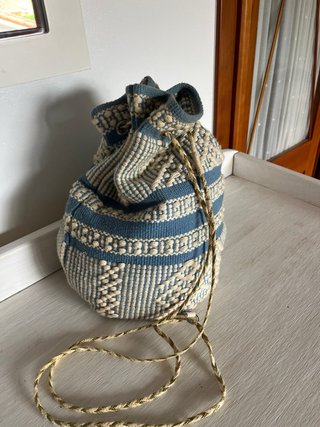 Mochila tejida azul y beige