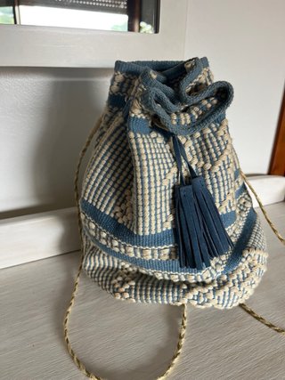Mochila tejida azul y beige