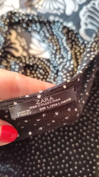 Camiseta negra lunares blancos escote espalda