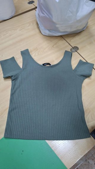 Camiseta verde oliva con hombros descubiertos