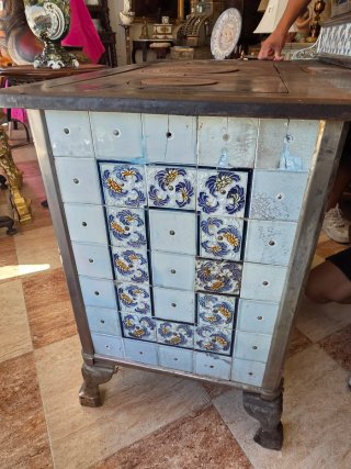 Antigua cocina hierro fundido y azulejos