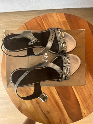 Sandalias Jeannot Talla 39 Doradas y Plateadas