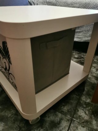Mesa auxiliar IKEA blanca con ruedas