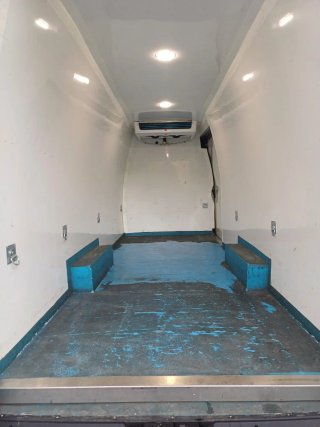 Se vende furgoneta Iveco Daily isotermo.