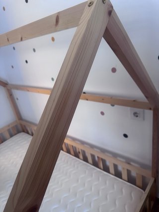 Cama de madera con colchón