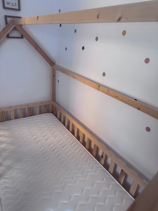 Cama de madera con colchón
