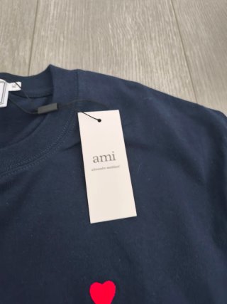 Camiseta azul marino Ami con corazón rojo