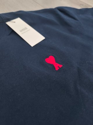 Camiseta azul marino Ami con corazón rojo