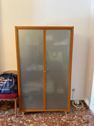 Vitrina de madera y cristal