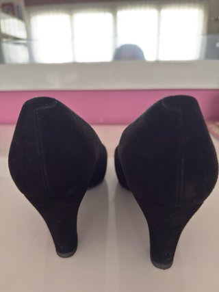 Zapatos de ante negro. Talla 37.5. Tacón de 6 cm.