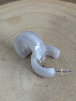 Pendientes de resina blancos nuevos