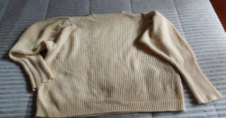 Jersey de lana beige con mangas abullonadas