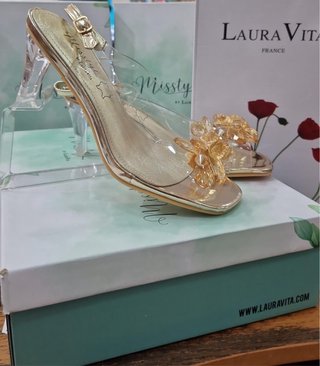 Zapatos de tacón Laura Vita dorados