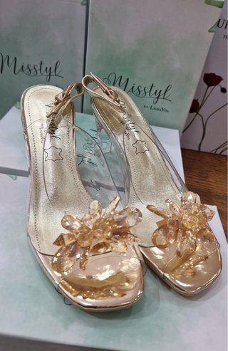 Zapatos de tacón Laura Vita dorados