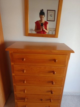 Cómoda de madera con espejo