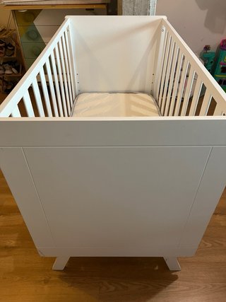 Cuna blanca con colchón y altura regulable