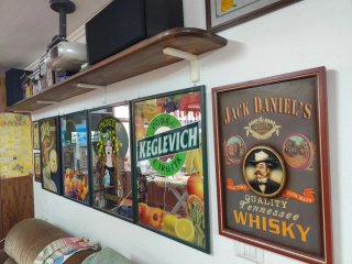 Tipo specchi bar Captain Morgan