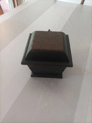Caja de madera antigua decorada