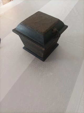 Caja de madera antigua decorada