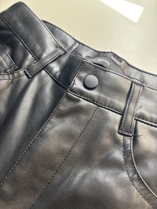 Pantalón de cuero negro