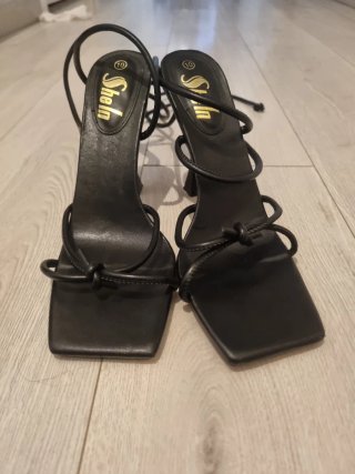 Sandalias negras Shein tiras tacón talla 40- 41