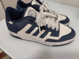 Zapatillas Adidas casuales azul y blanco