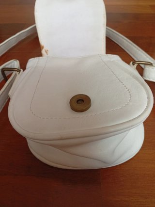 Bolso blanco con detalles florales