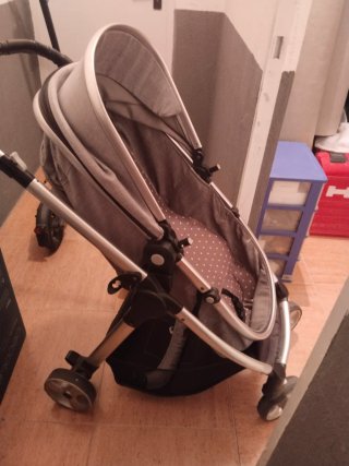 Carro de bebé gris con capota