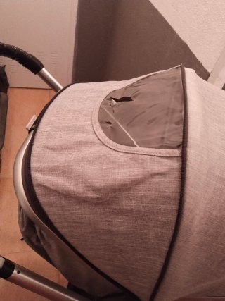 Carro de bebé gris con capota