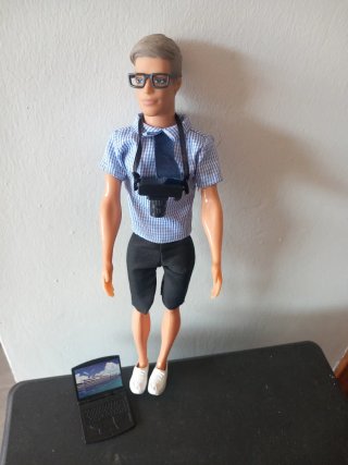 Muñeco Ken con cámara y portátil