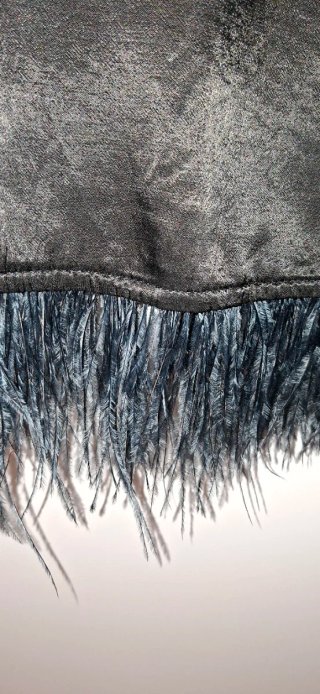 Top de raso negro con plumas