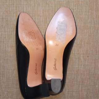 Zapatos de tacón Gutierrez negros y dorados