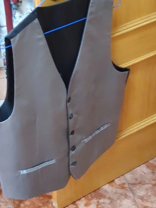 Chaleco de vestir gris y negro