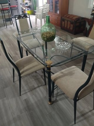 Mesa y 4 sillas salón cristal y metal