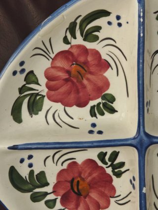 Plato de cerámica decorado a mano