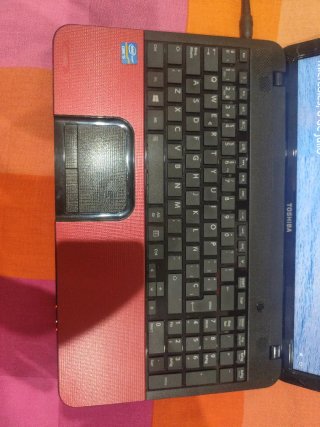 Portátil Toshiba Rojo