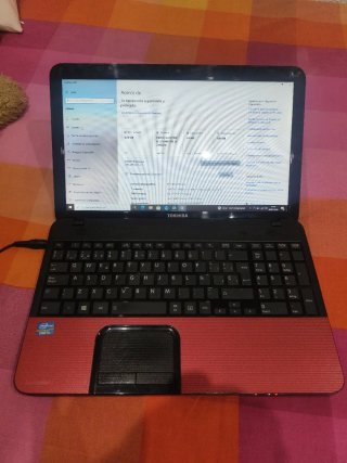 Portátil Toshiba Rojo