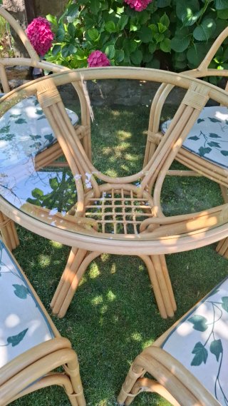 Conjunto mesa y 4 sillas ratán y cristal
