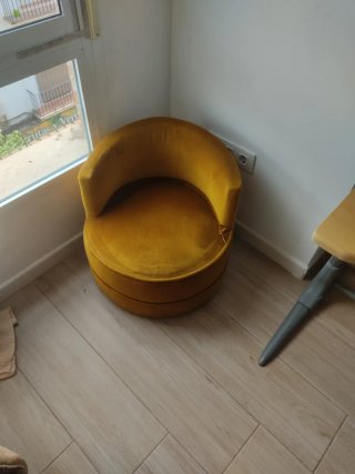 Sillón pequeño amarillo de terciopelo