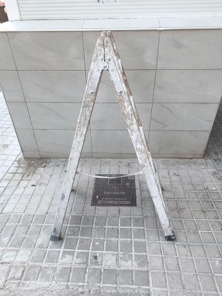 Escalera de madera para pintor