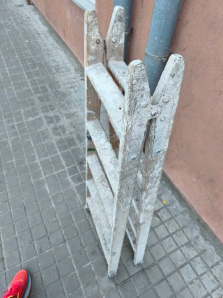 Escalera de madera para pintor