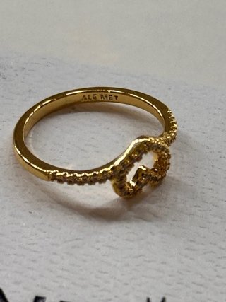 Anillo corazón dorado brillante