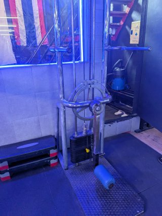 Máquina de glúteo y aductores marca atroy
