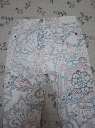 Pantalón largo estampado floral chica
