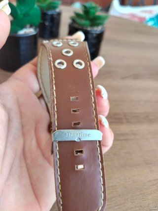 Reloj de pulsera plateado y marrón