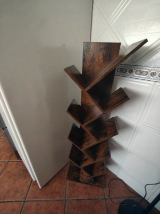 Estantería de árbol madera oscura