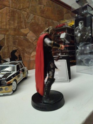 Estatua Thor